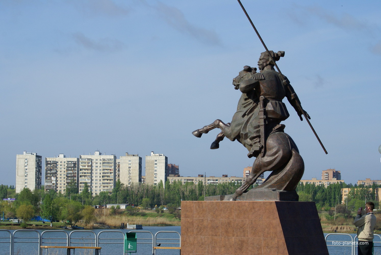 Набережная - памятник генералу Бакланову
