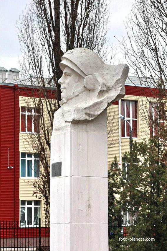бюст Гагарина на площади Гагарина