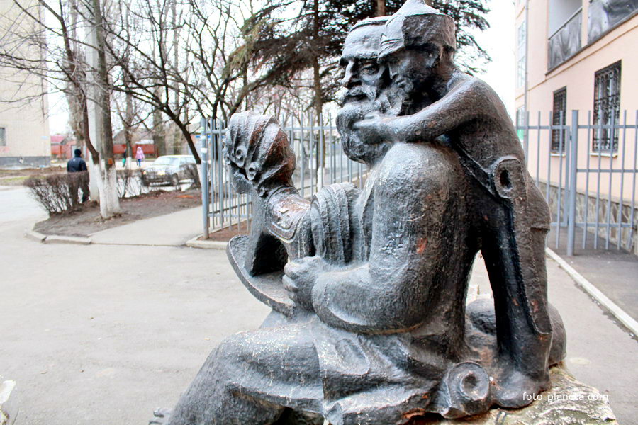 скульптурная композиция дед и внук на перекрестке 50-лет СССР и Горького