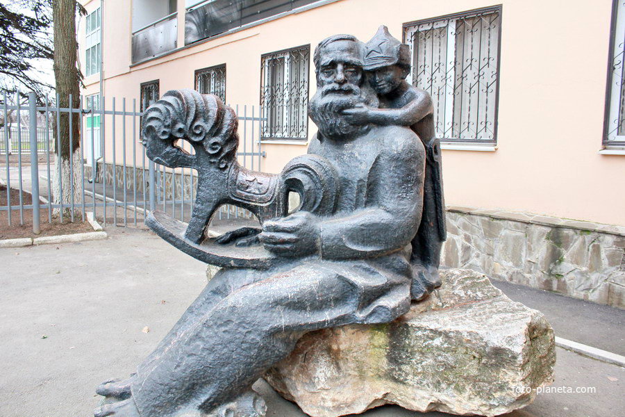 скульптурная композиция дед и внук на перекрестке 50-лет СССР и Горького