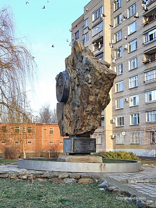 Памятный знак в честь 100-летия Димитрова у пл.Победы