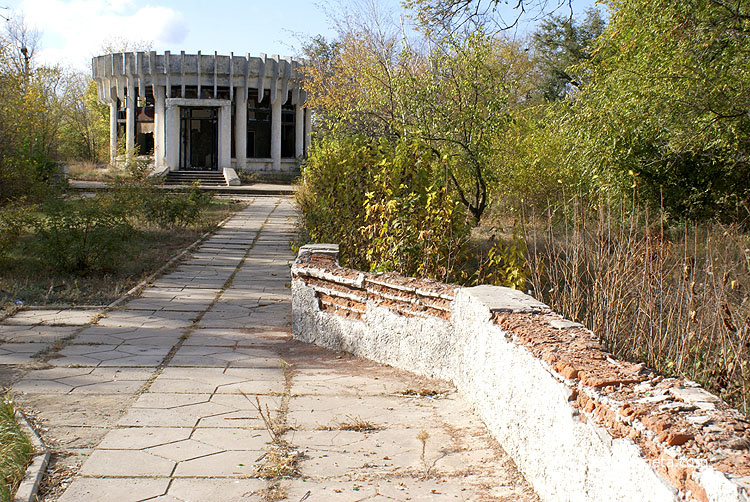 Аллея к питевому павильону минеральной воды (заброшена)