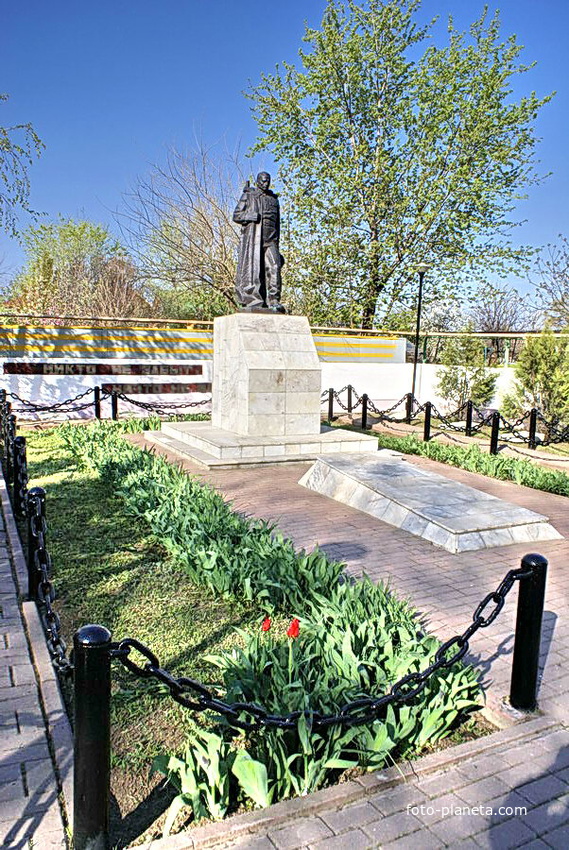 Братская могила, мемориал павшим воинам в ВОВ в Красном Яру