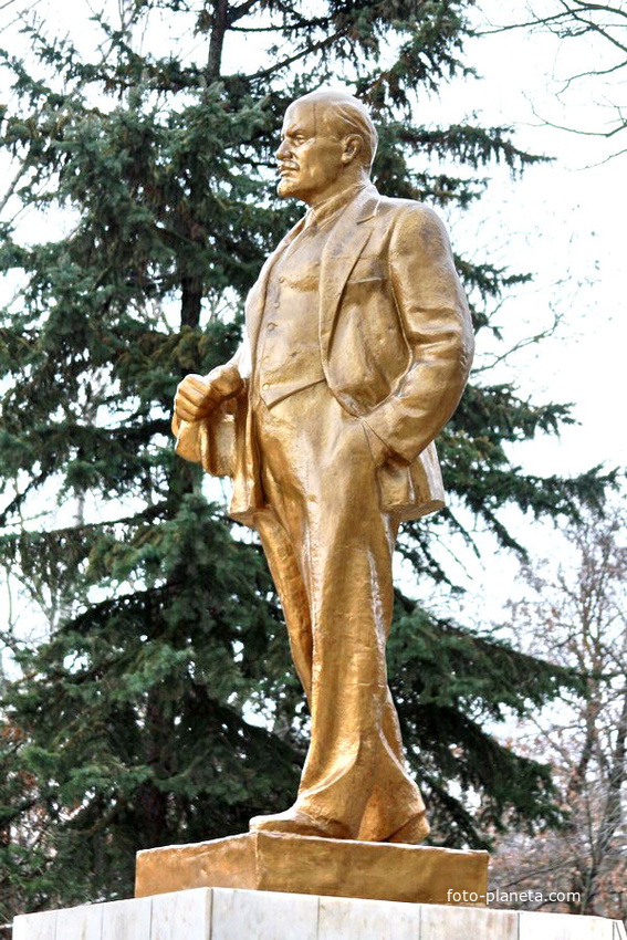 памятник Ленину в парке Юность