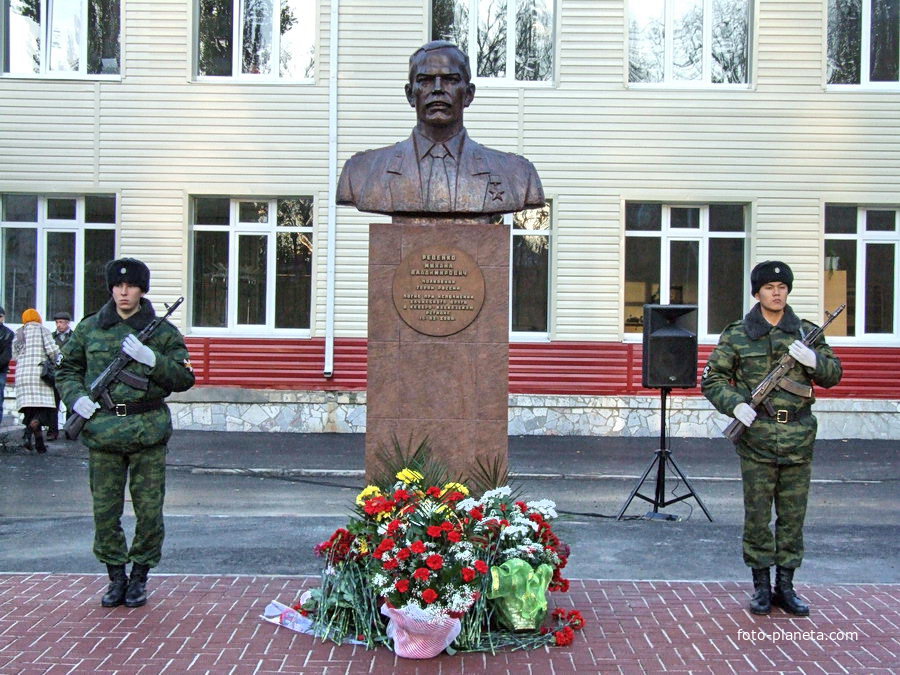 памятник Герою России полковнику Ревенко