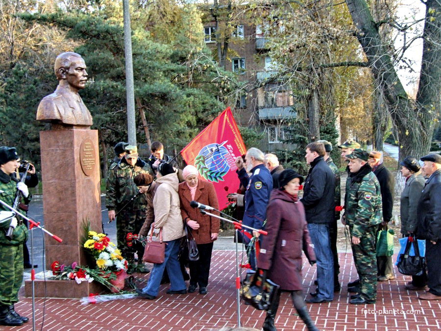 памятник Герою России полковнику Ревенко