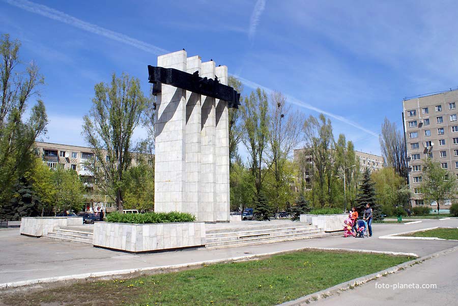 памятник к 40-летию Победы на улице 30-летия Победы