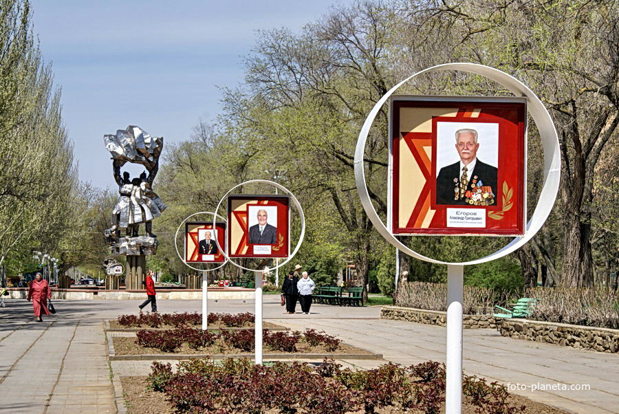 Памятник солдату -победителю в парке Победы и аллея ветеранов ВОВ