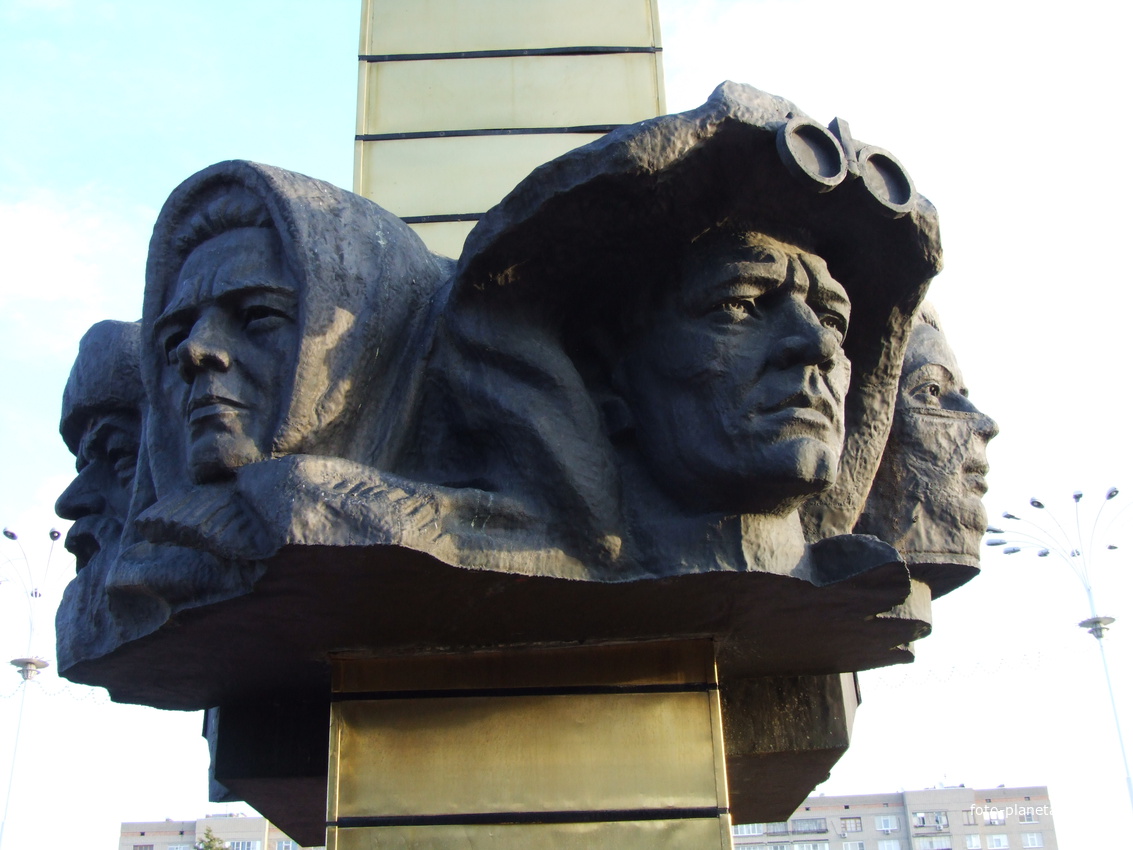 памятник на пл. Победы