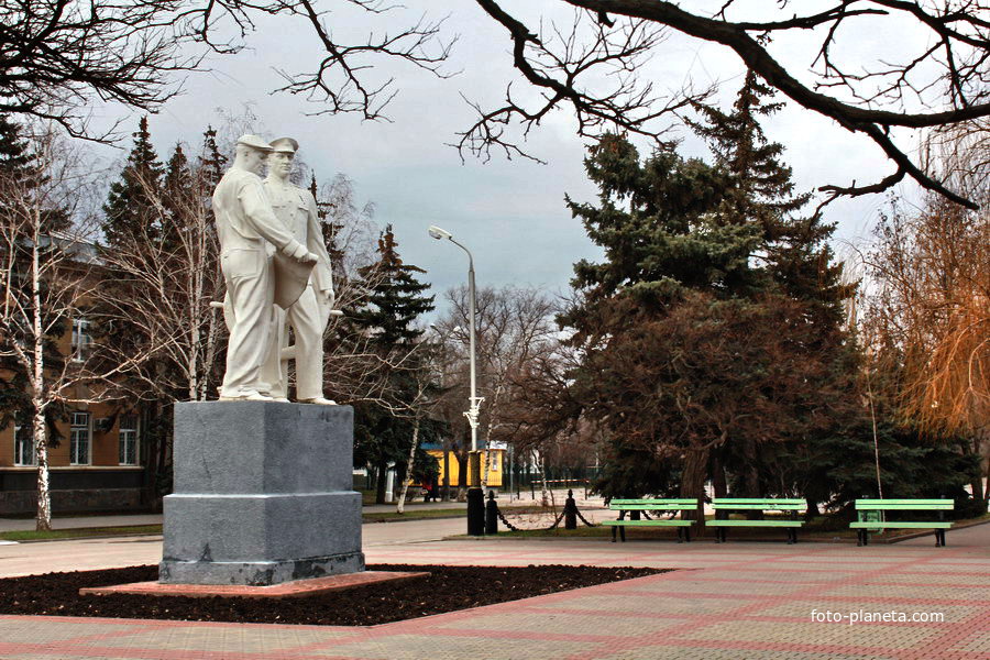 Памятник первостроителям