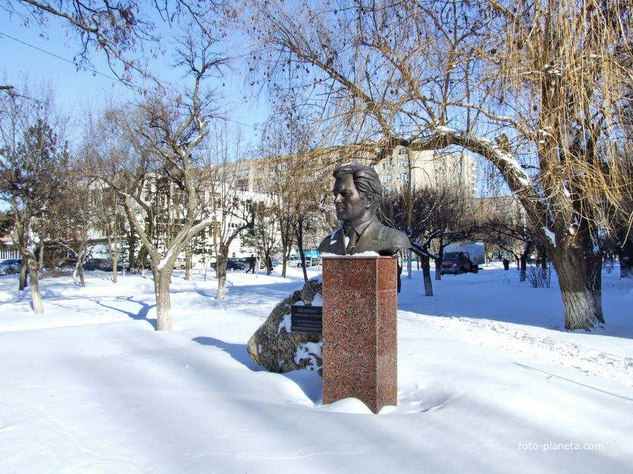 Памятник Тягливому (бюст) пл.Победы