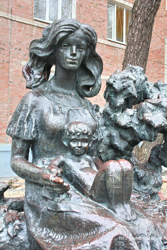 Скульптурная композиция у роддома №1