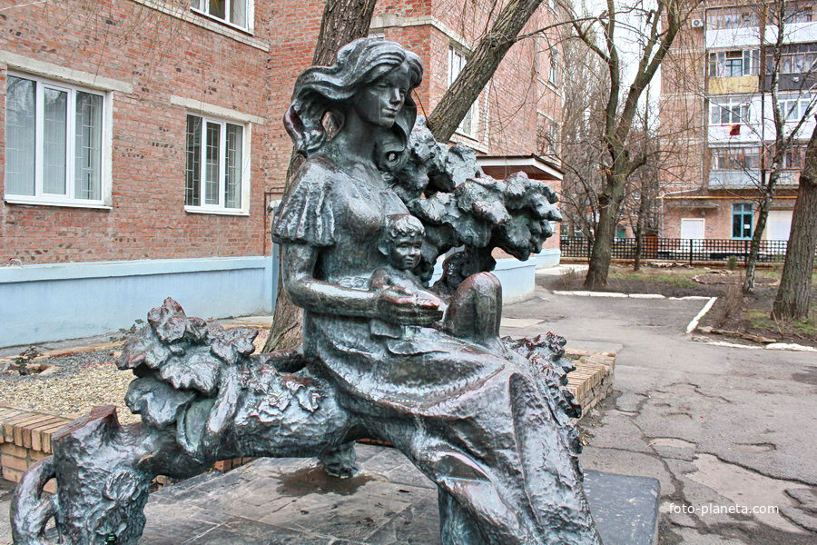 Скульптурная композиция у роддома №1