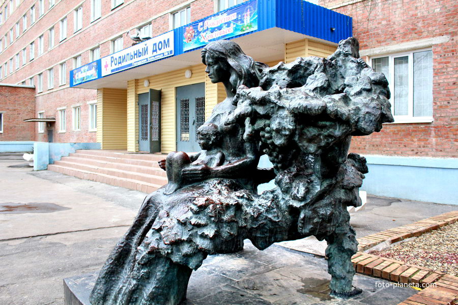 Скульптурная композиция у роддома №1