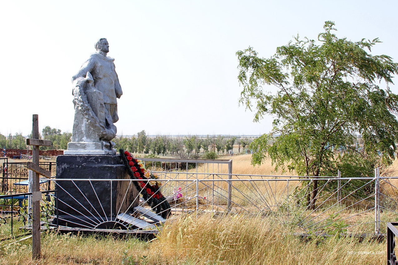 братская могила №2,павших в ВОВ (ст. кладбище)