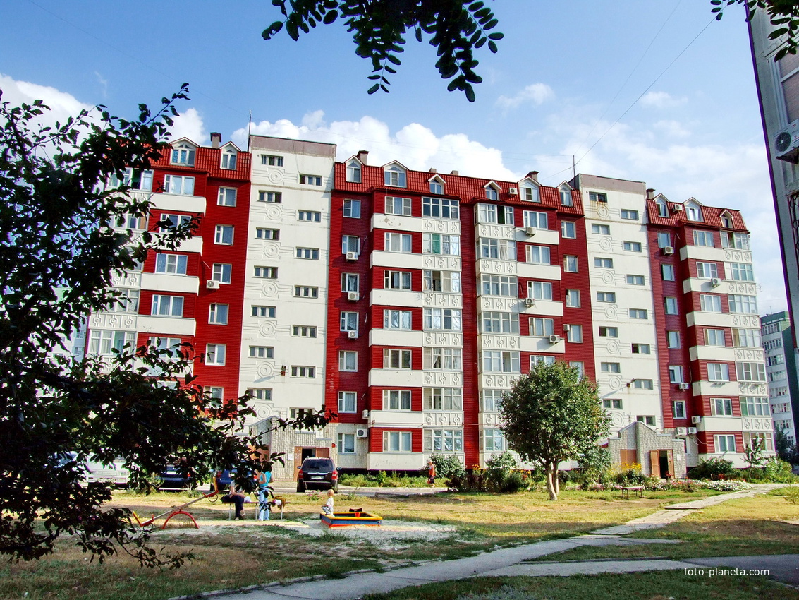 Дом, построенный на месте взорванного террористами 16 сентября 1999 года. После теракта, в ходе восстановительных работ, две секции дома наиболее пострадавшие от взрыва, были демонтированы, остальные две секции дома были восстановлены и реконструиров