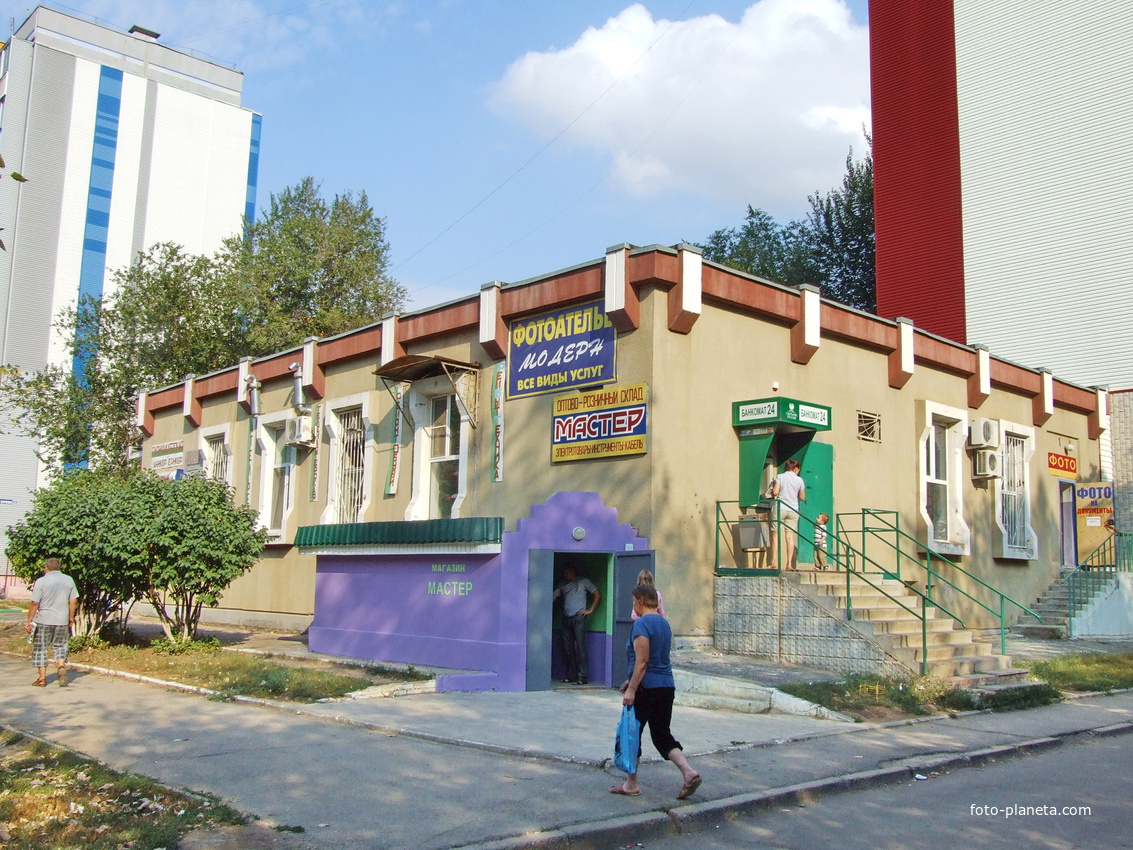 Фотоателье (Волгодонск)  Здесь расположены: фотосалон,парикмахерская, магазин канцтовары и другие.