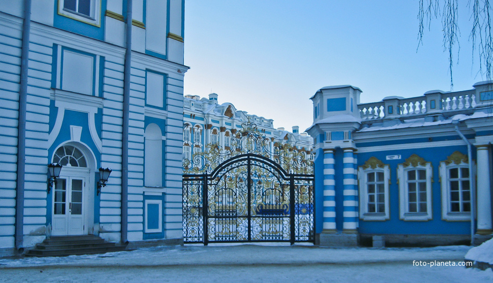 Екатерининский дворец с заднего входа