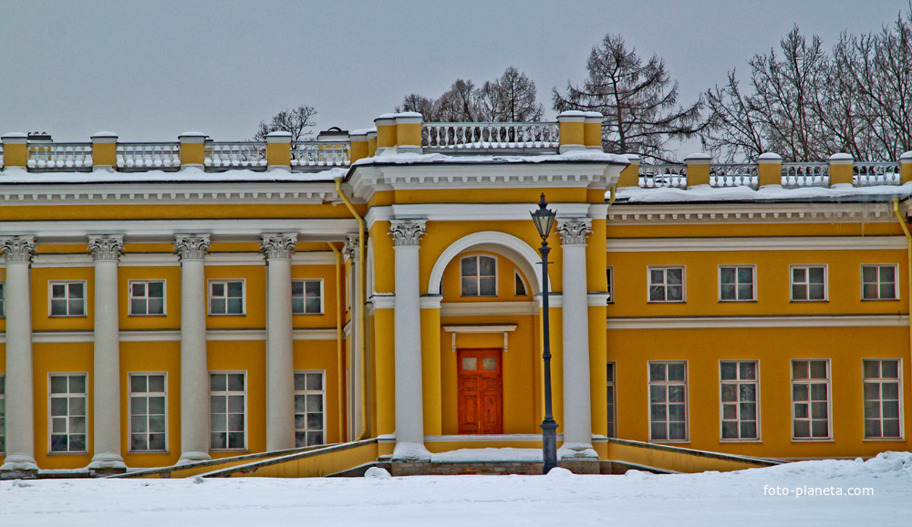 Парадный вход Александровского дворца