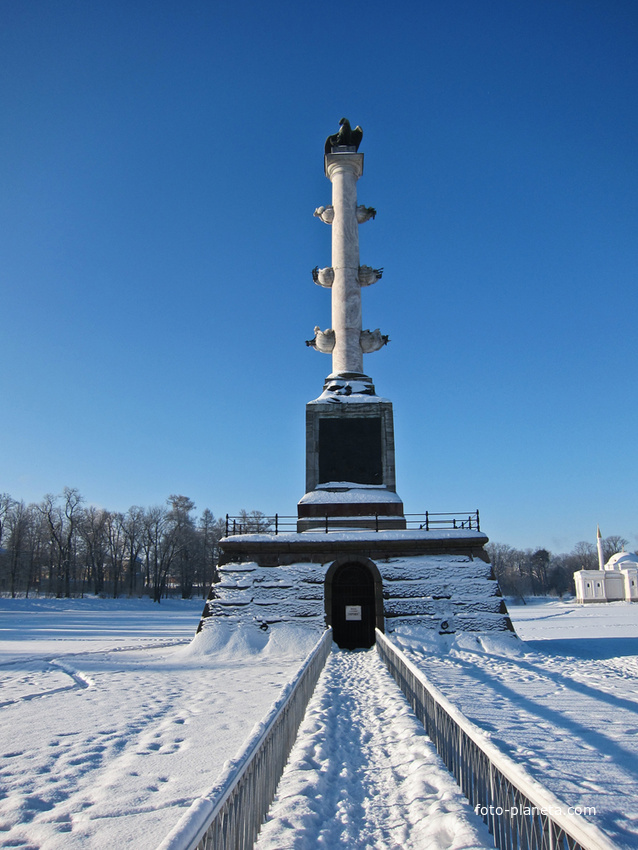 Чесменская колонна зимой