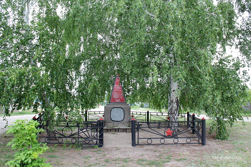 братская могила воинов,павших в ВОВ на северной окраине