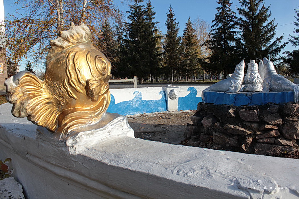 Золотая рыбка на фонтане