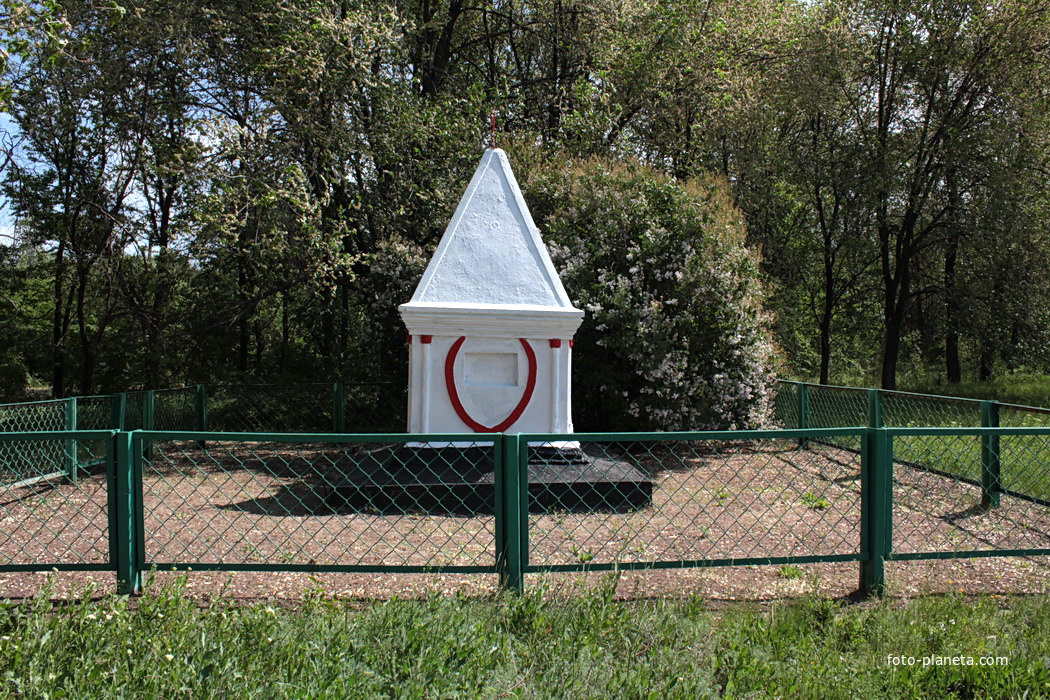 братская могила воинов,павших в ВОВ