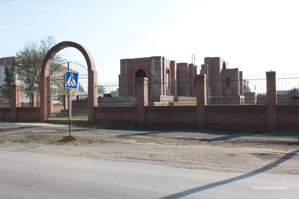 строющаяся церковь