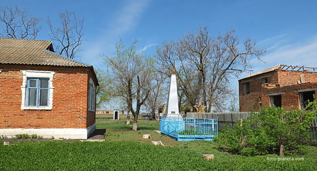 братская могила воинов,павших в ВОВ( слева- админ.здание, справа - руины клуба