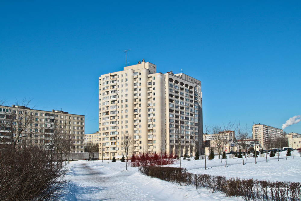 На улице Веры Слуцкой