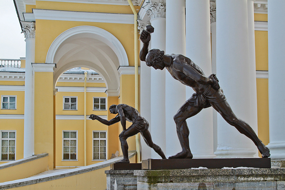 Статуи при входе в Александровский дворец