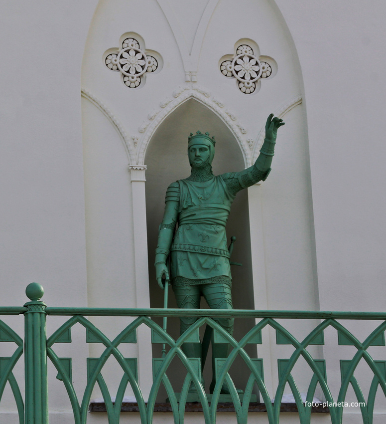 Статуя возле Белой башни