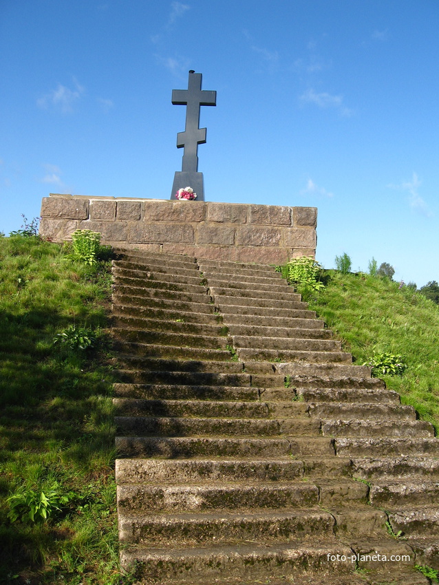 Кингисепп. Памятный крест на берегу реки Луга.