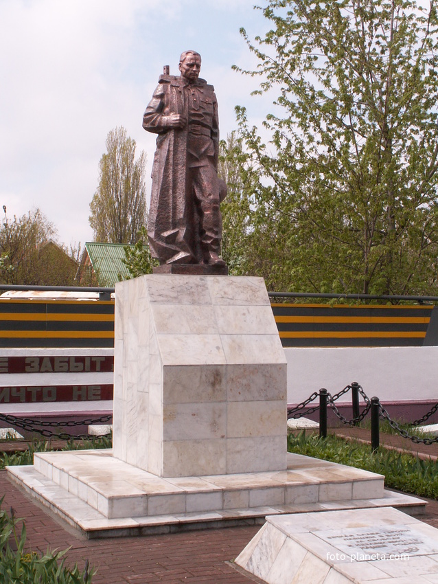 Памятник павшим воинам на братской могиле ( Новый, скульптор Егор Дедиященко)