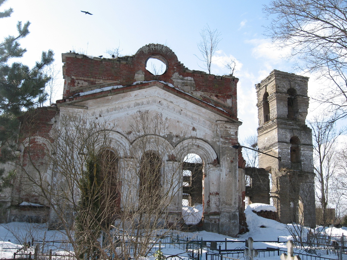Разрушенный Храм Святителя Николая Чудотворца близ кладбища.