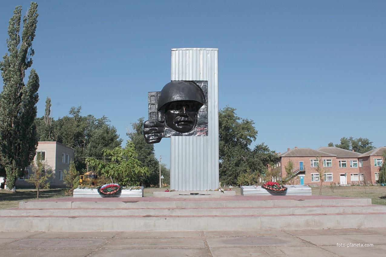 Братская могила, мемориал павшим воинам в ВОВ на площади перед школой