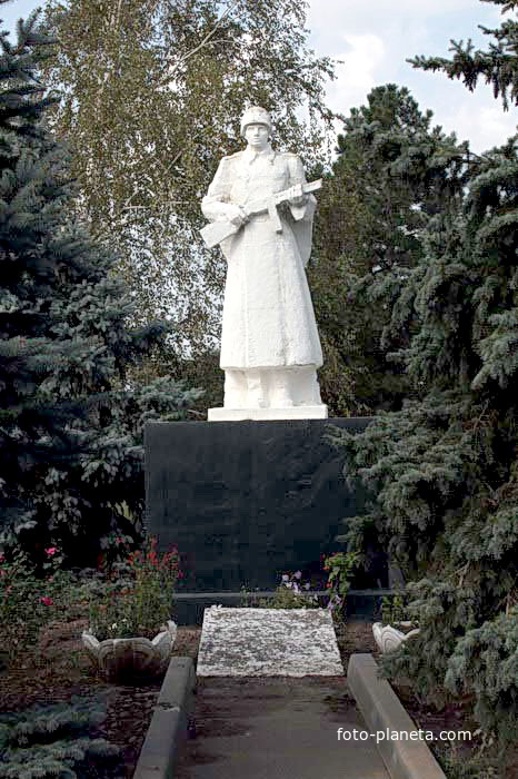памятник павшим воинам на братской могиле возле школы