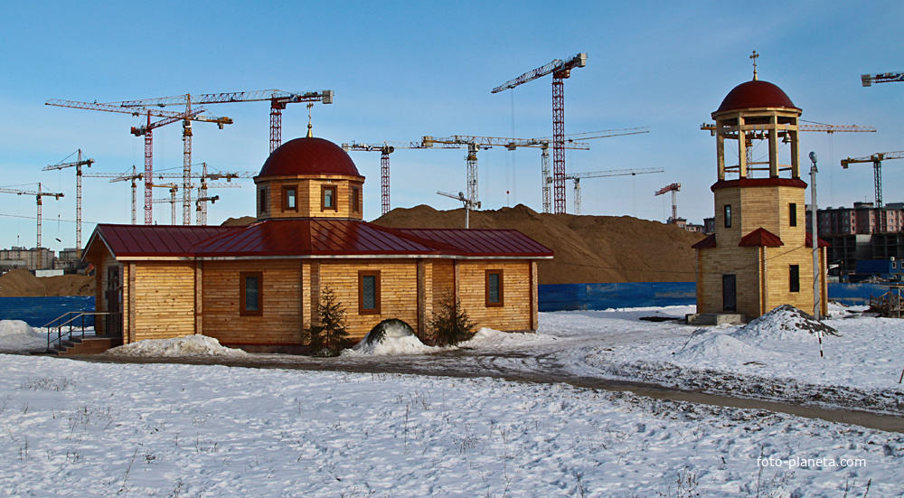 Славянка. Храм и новостройка.