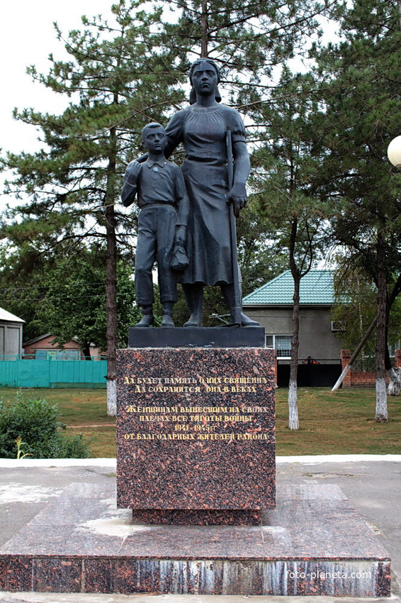 памятник женщине, вынесшей тяготы Великой Отечественной войны