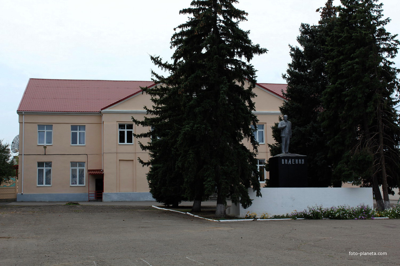Сельский дом культуры и памятник Ленина