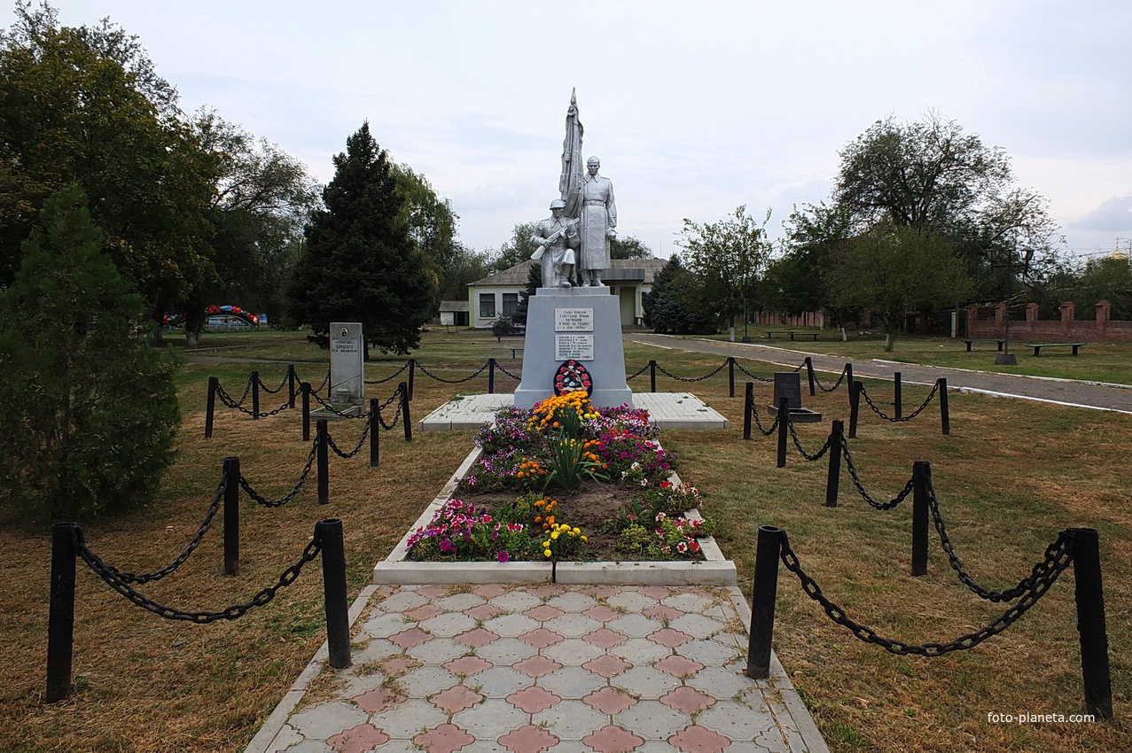 Село песчанокопское ростовская. Памятники села красная Поляна Песчанокопский район. Село Песчанокопское Ростовская область. Обелиск в селе Песчанокопское. Ростовская область Песчанокопский район село Песчанокопское.