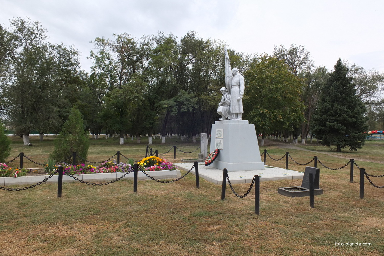 Братская могила-мемориал павшим в Гражданскую и Великую отечественную войны.