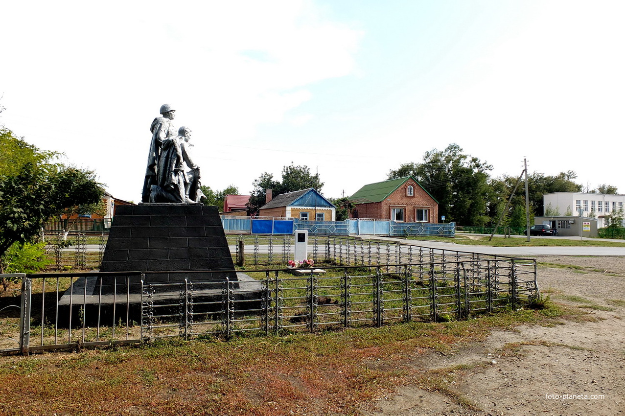 братская могила воинов ВОВ в начале парка в центре села