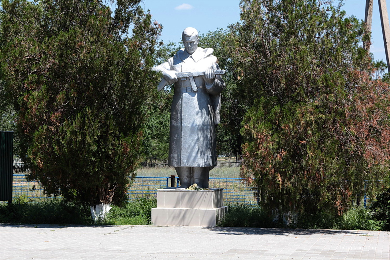 памятник павшим воинам при освобождении села в январе 1943 года