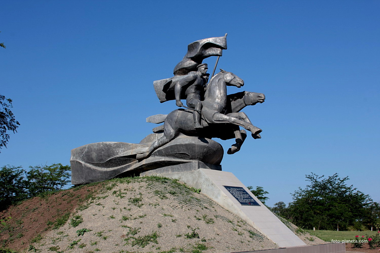Памятник в честь 116-й Донской,кавалерийской дивизии, сформированной в г. Сальске в 1941 году.