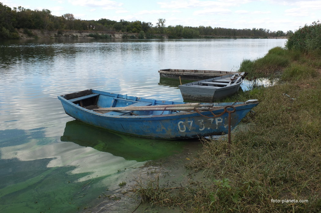 Паромная переправа через Дон -лодки рядом