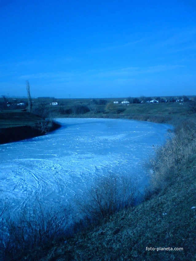 река зимой