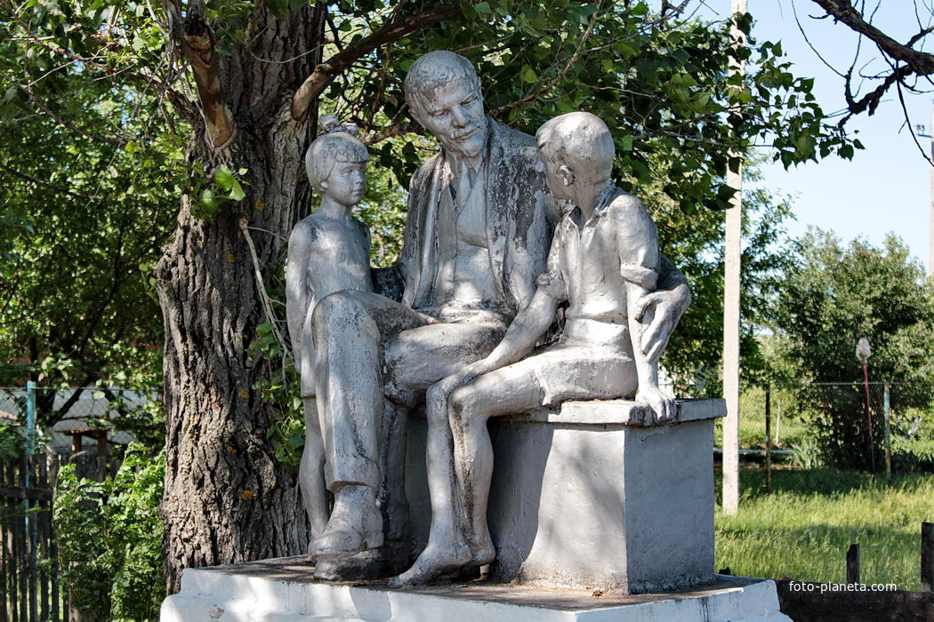 памятник &quot;Ленин и дети&quot; во дворе школы