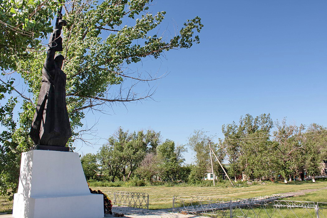 памятник пвшим воинам с видом на хутор