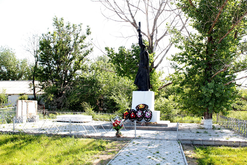 мемориал- братская могила воинов ВОВ